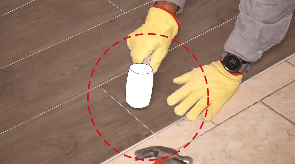 para renovar el piso de la logia, engancha las planchas de piso vinílico y ocupa un mazo de goma para golpear en las junturas