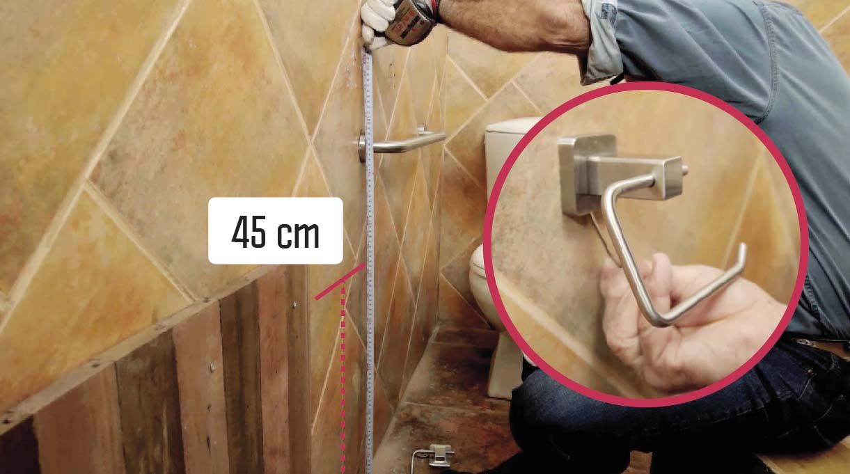 Si instalas una barra de seguridad en un baño, es bueno instalar debajo un porta rollo para papel higiénico a 45 cm desde el piso