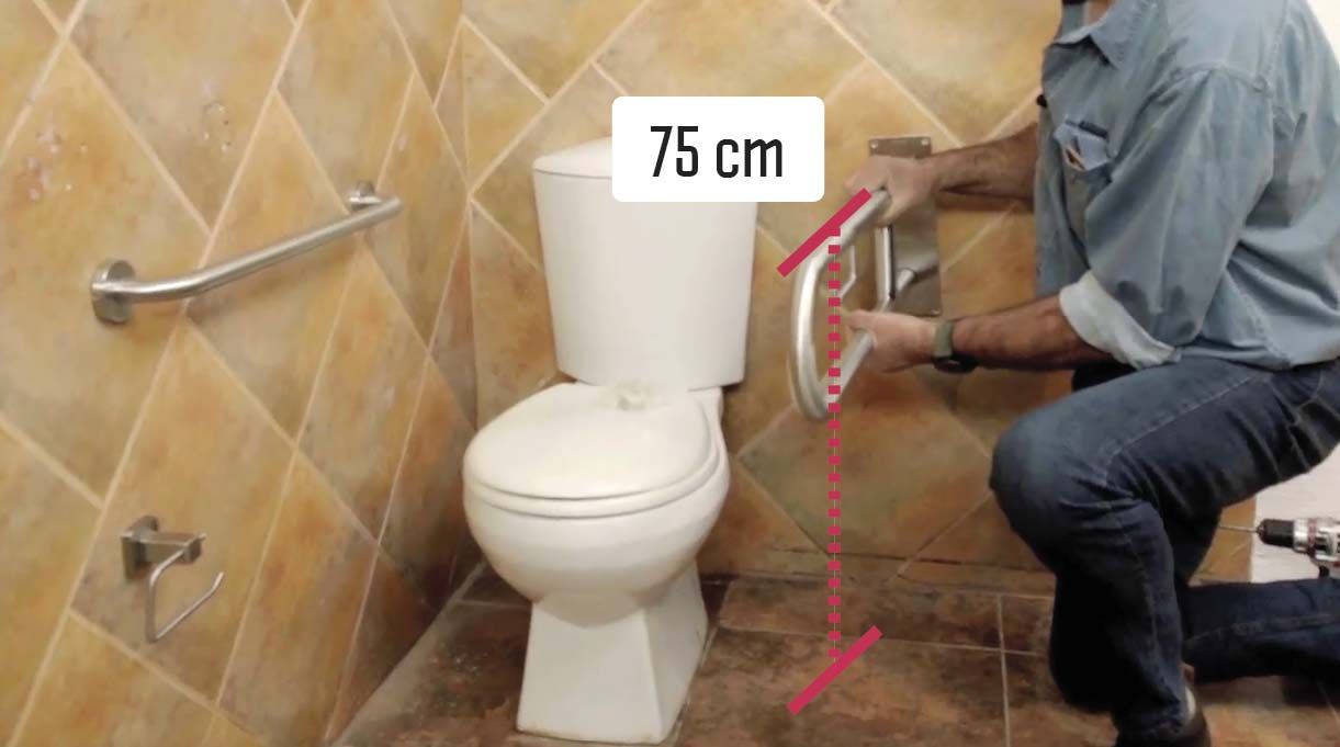 Las barras abatibles también son ideales para los baños. Deben ser instaladas a 75 cm desde el piso