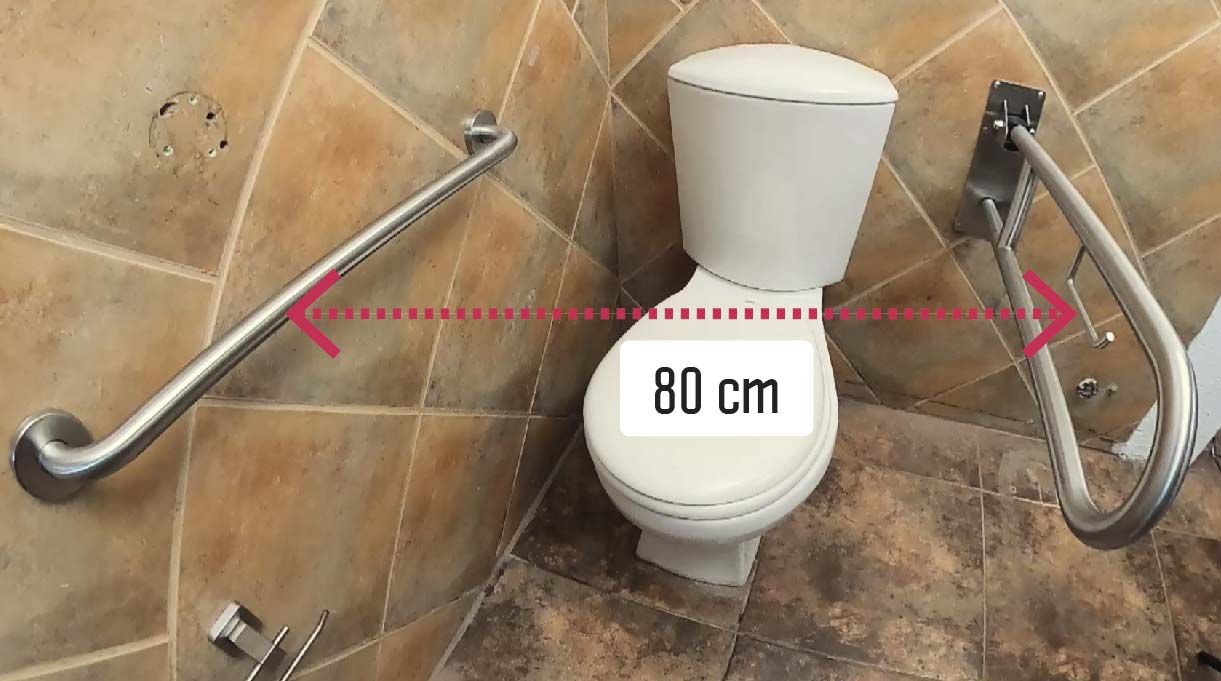 Debes dejar 80 cm de espacio en el WC entre barra y barra, para facilitar el desplazamiento en el lugar del inodoro