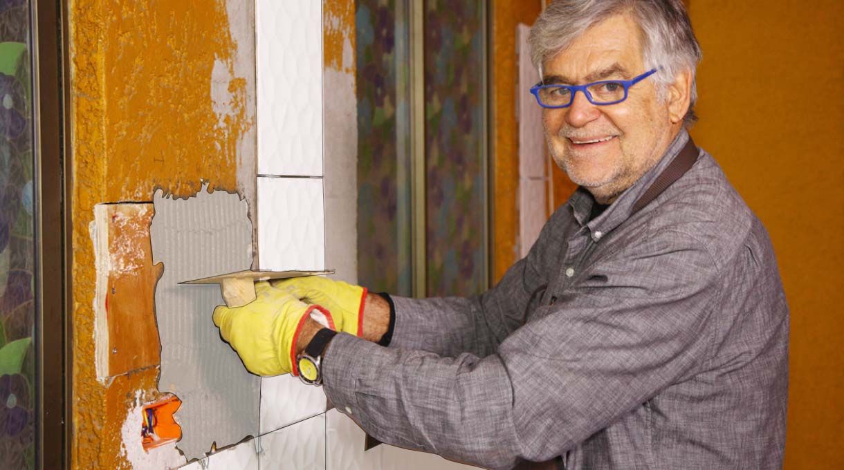 Para colocar las cerámicas en el muro, prepara la mezcla de adhesivo cerámico y aplícala en el muro con una llana, pegando las cerámicas una a una, con separadores