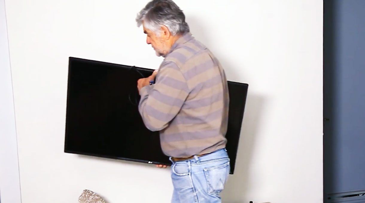 hombre acarreando un televisor