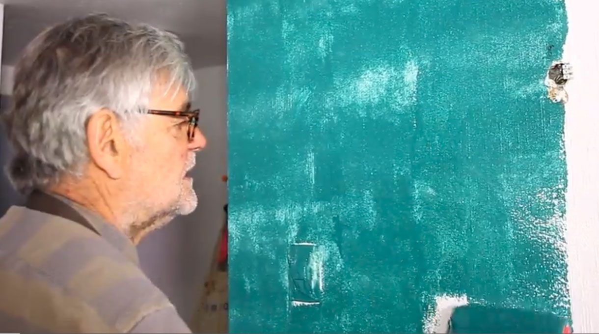 Tardel pintando una muralla de color verde