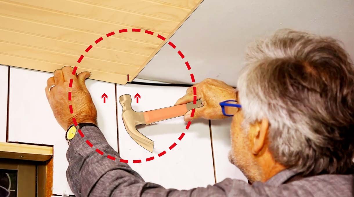 Para igualar el techo de la logia pondremos una placa de terciado ranurado y listones, clavando el terciado a los listones suavemente