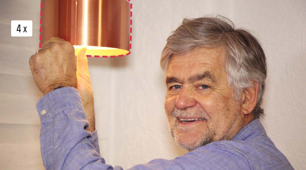 Tardel junto a una de las 4 lámparas que instalaremos en el área de lavado para renovar la logia