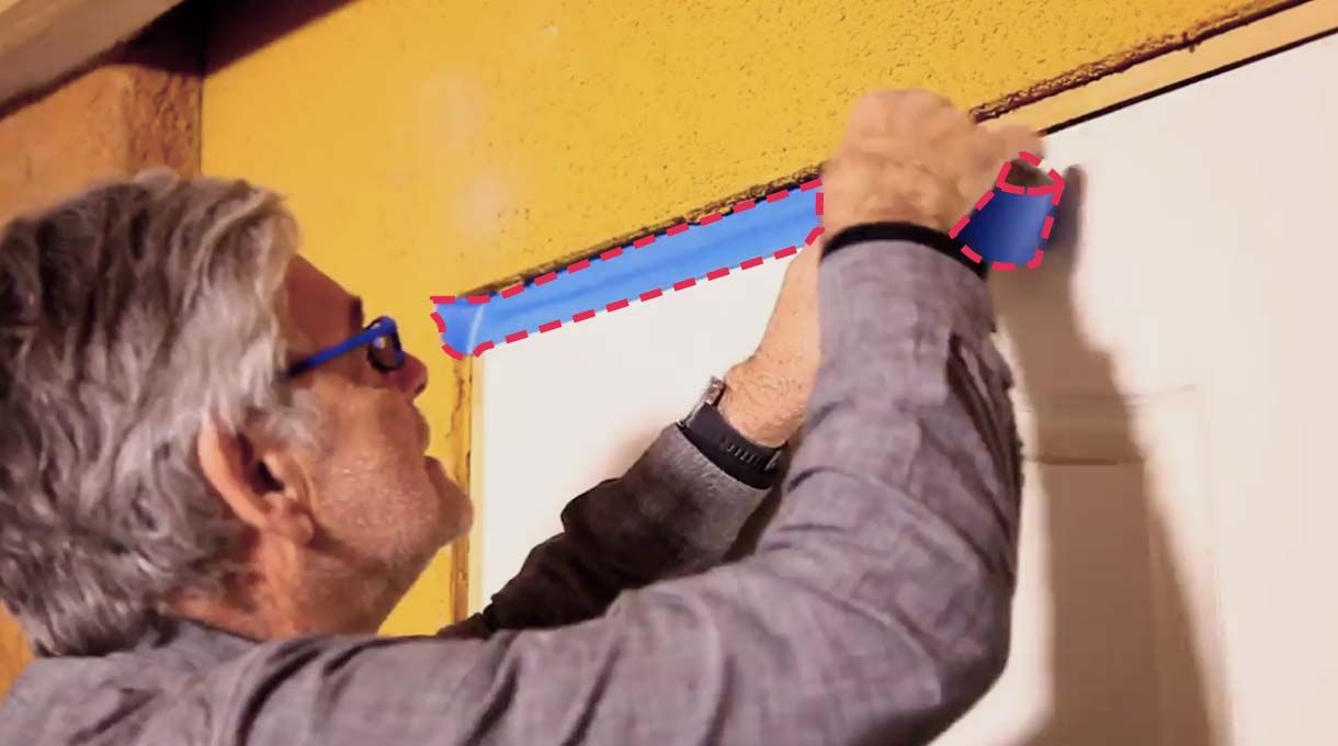 Enmascara con cinta todos los bordes de puertas, ventanas, enchufes, etc, antes de pintar el puro para renovar la logia