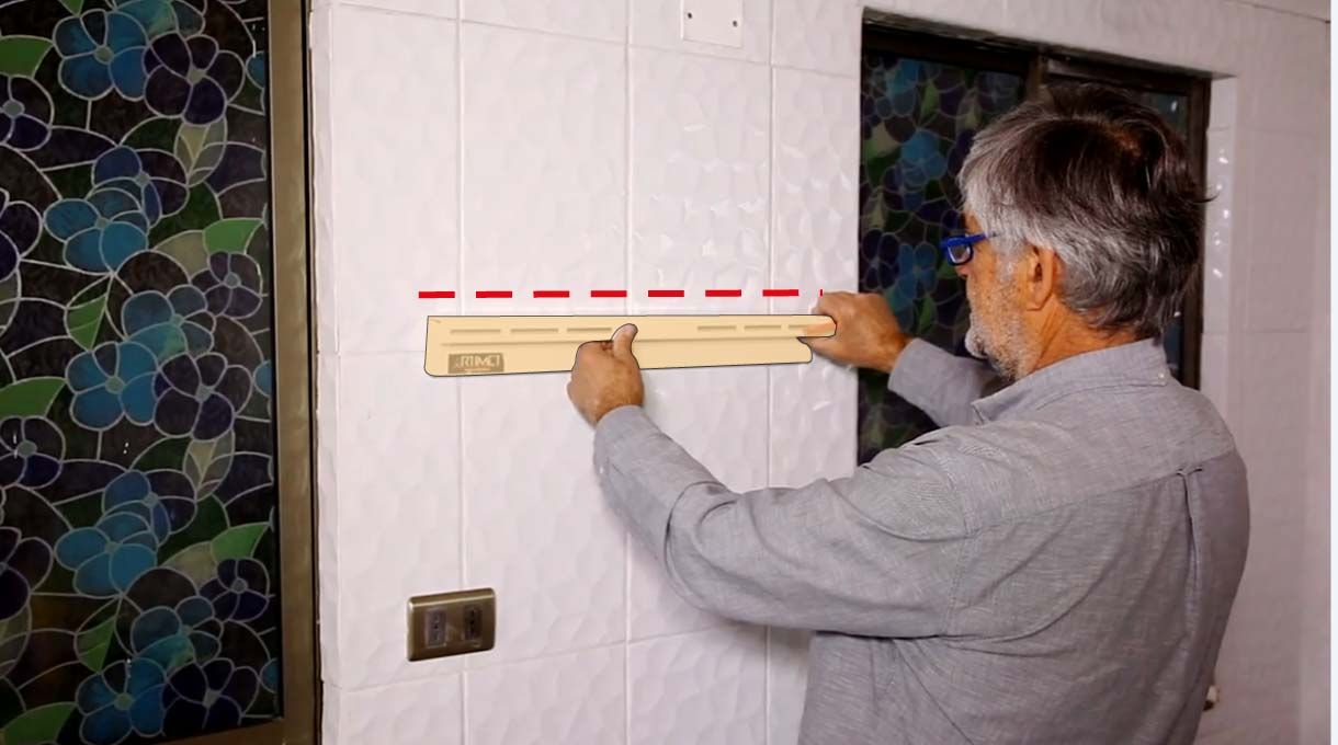 Dibuja una línea recta y nivelada (con ayuda del nivel burbuja) para instalar el soporte del a secadora