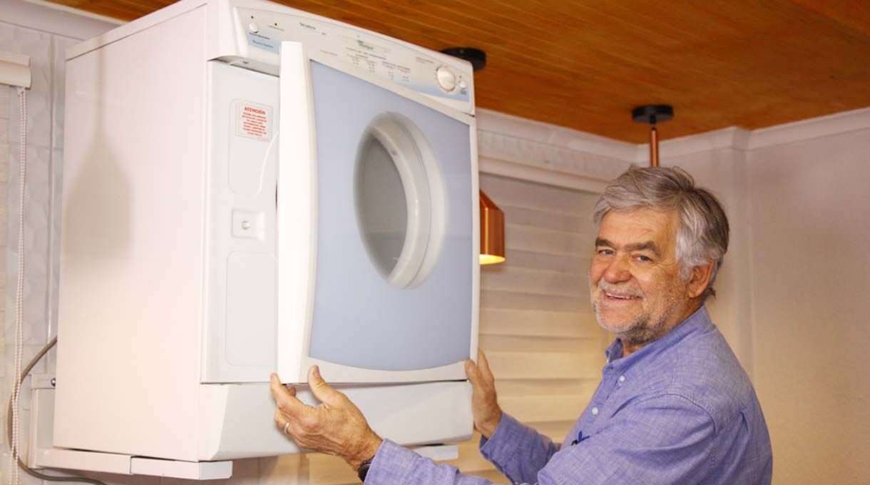 Alejandro Tardel junto a la secadora recién instalada en el soporte del muro