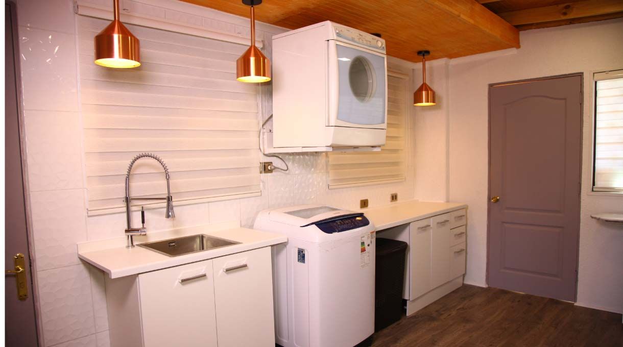 logia renovada con muebles y lámparas nuevos, más la secadora instalada en el muro