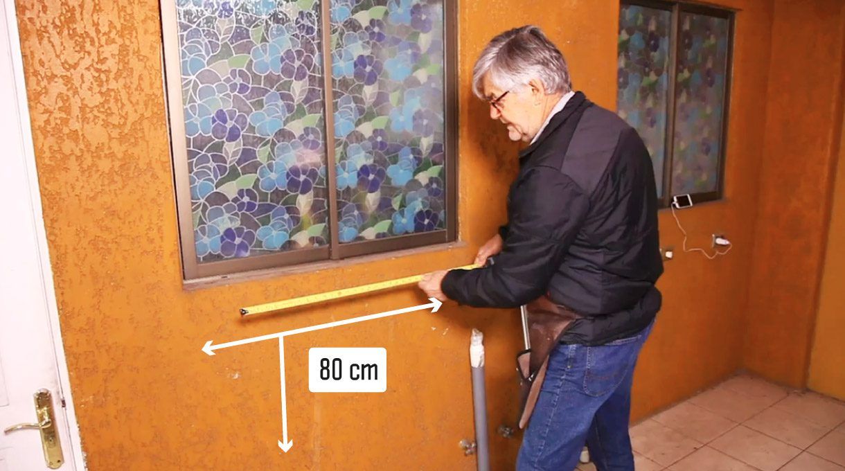 alejandro tardel midiendo para poder instalar el lavadero que mide 80 cm de alto por 80 de largo y debajo de una ventana