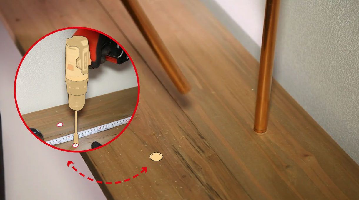 Para generar otro espacio en la repisa donde va el televisor, en un costado, colocaremos 2 tubos de aluminio de ½”, de 66,5 cm de largo, con la ayuda de la broca de 16
