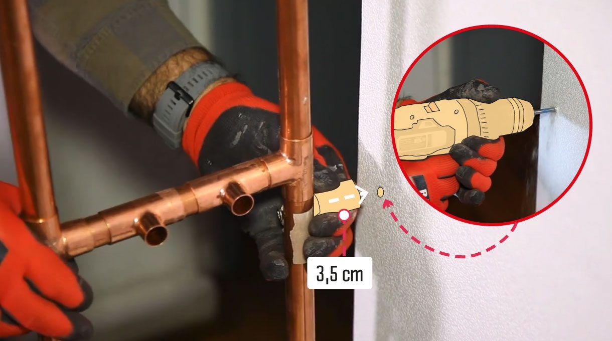 Una vez estén listas las columnas, fíjalas al muro con un taladro, destornillador, tornillos de 3,5”, tarugos y un tubo de cobre de 3,5 cm