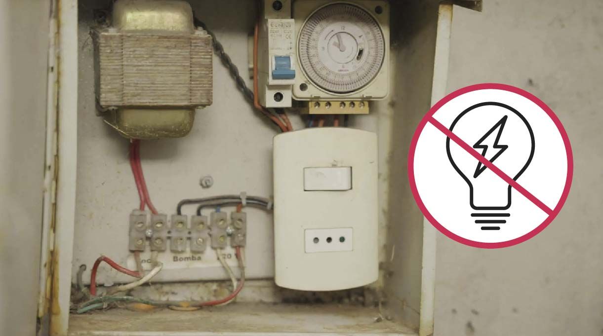 caja eléctrica y símbolo de cortar la energía