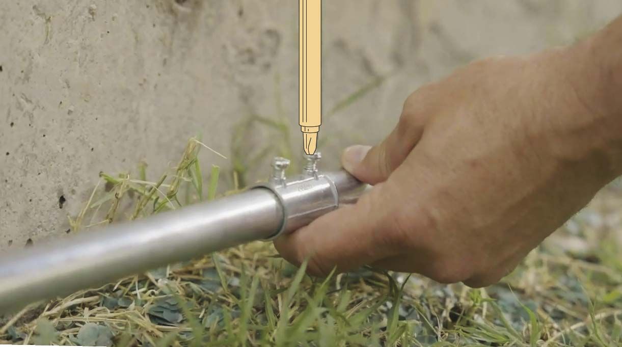 Fija los fittings entre sí con los tornillos que traen las coplas y terminales.