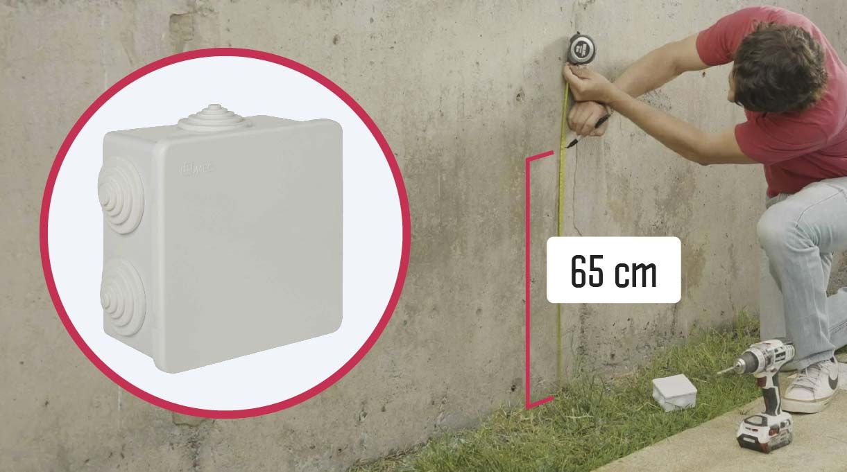 Roberto Tardel midiendo 65 cm desde el piso para instalar caja