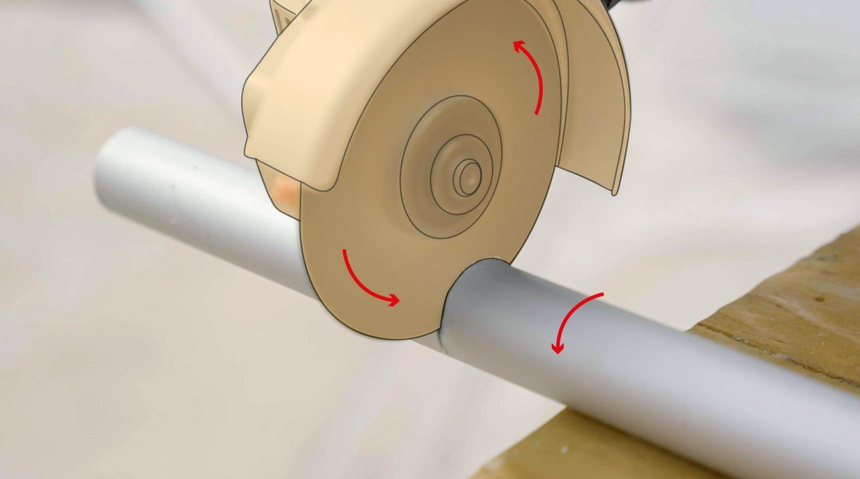 esmeril angular cortando tubo de aluminio que se debe ir girando para hacer bien el corte
