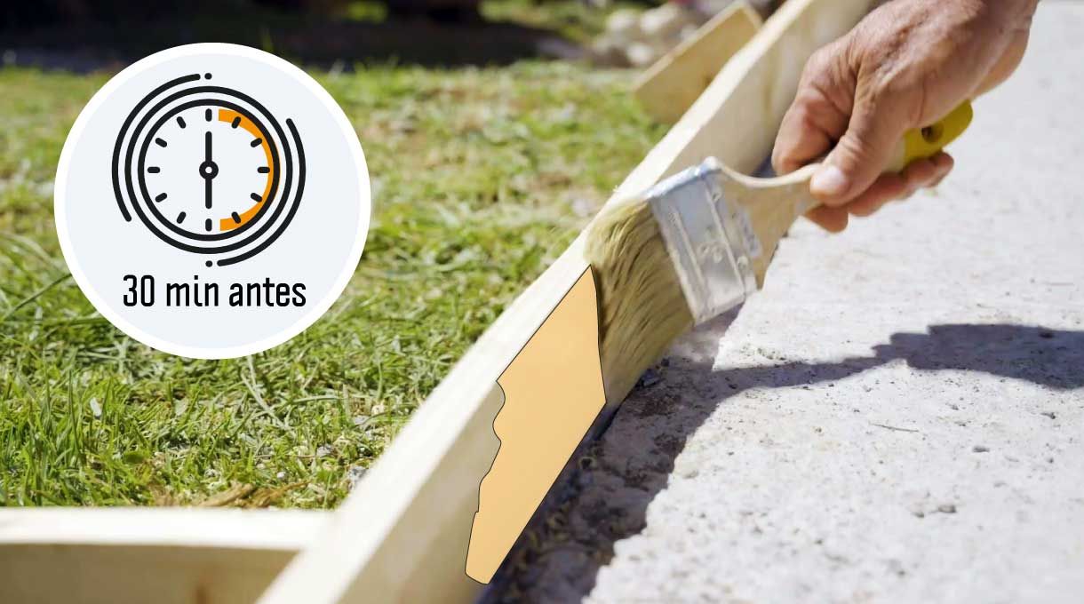 Aplica un desmoldante en las maderas. Hazlo máximo 30 minutos antes que el hormigón y de manera abundante