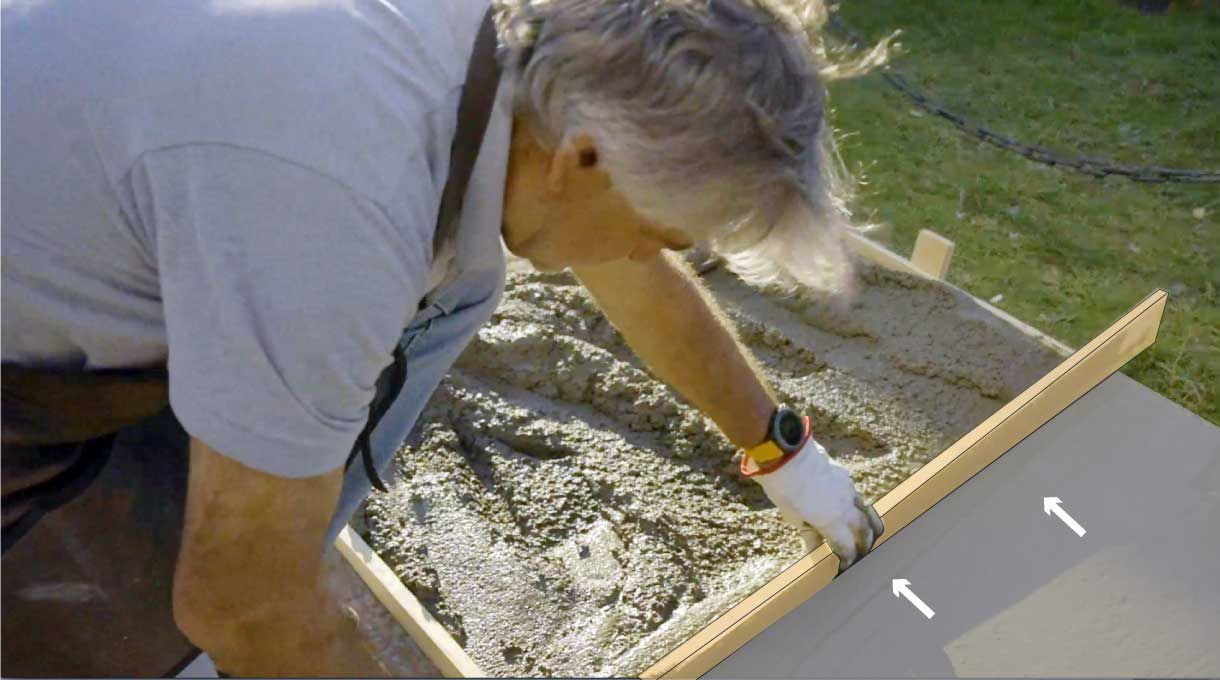 Usa un listón de madera o aluminio para ir emparejando el nivel de la superficie del hormigón. Haz lo mismo en toda la rampa