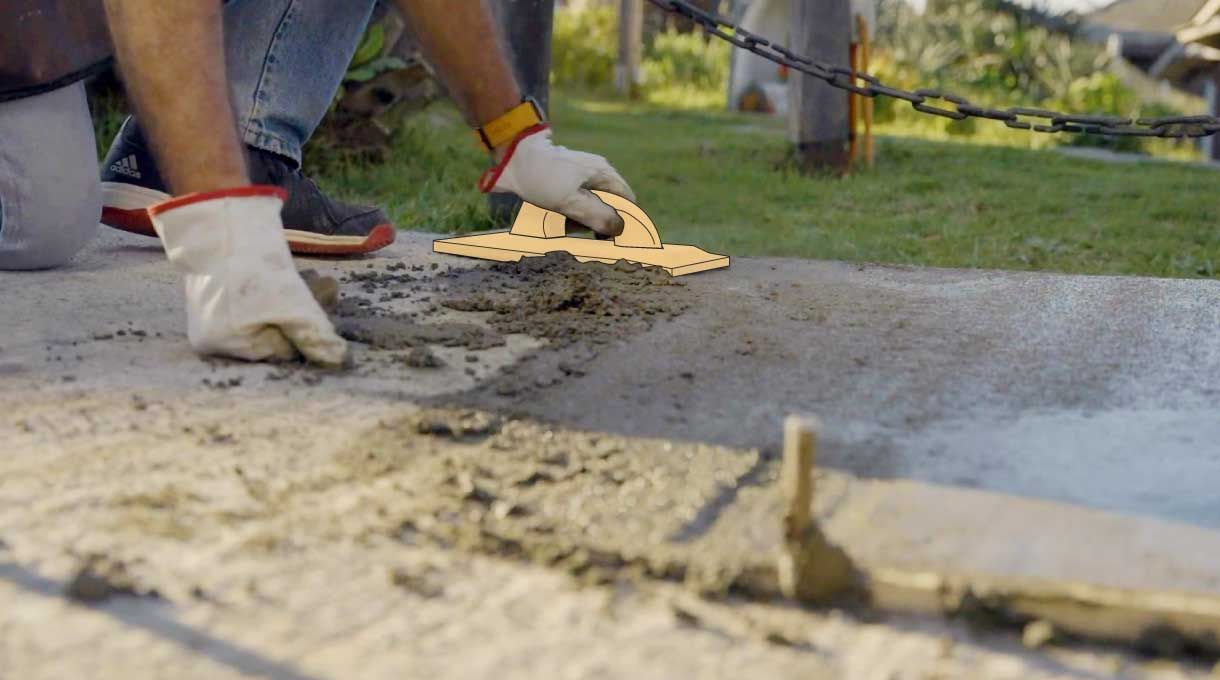 Ocupa un platacho de madera o llana lisa para afinar la superficie del hormigón de la rampa con acceso universal