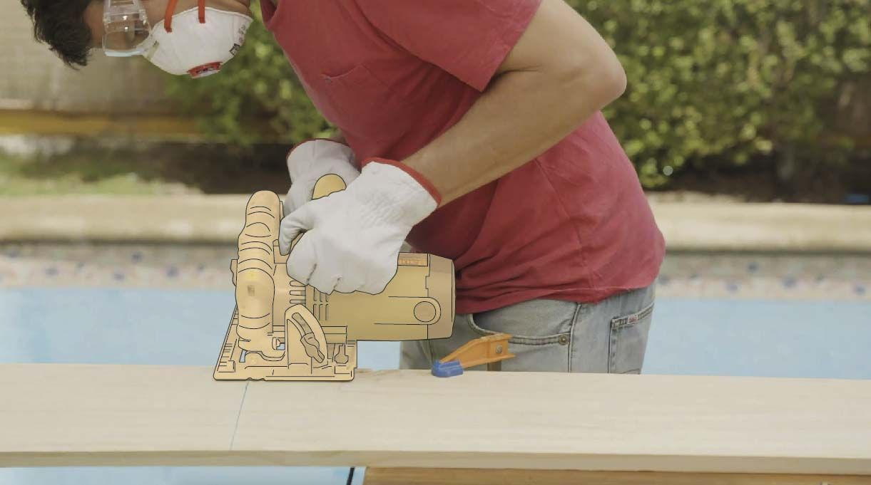 roberto droste cortando la madera para el deck