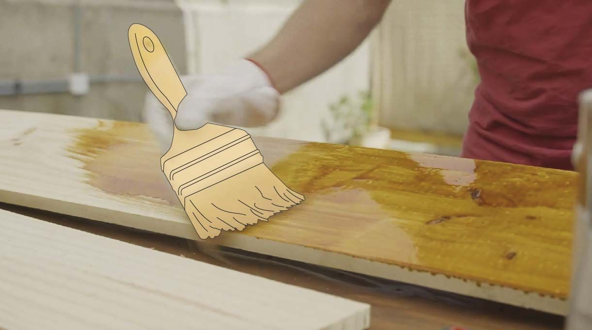 Droste colocando impregnante a las tablas del deck con una brocha