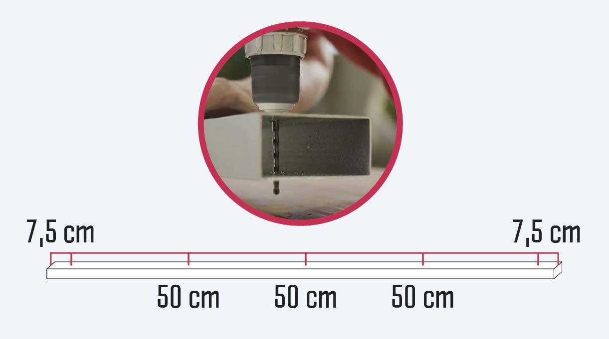 Fija los pilares a la pandereta con tarugos y tornillos, haciendo perforaciones cada 50 cm –haz la primera a los 7,5 cm- con broca para metales de 6 mm de diámetro, y traspasando el agujero a la otra cara del perfil