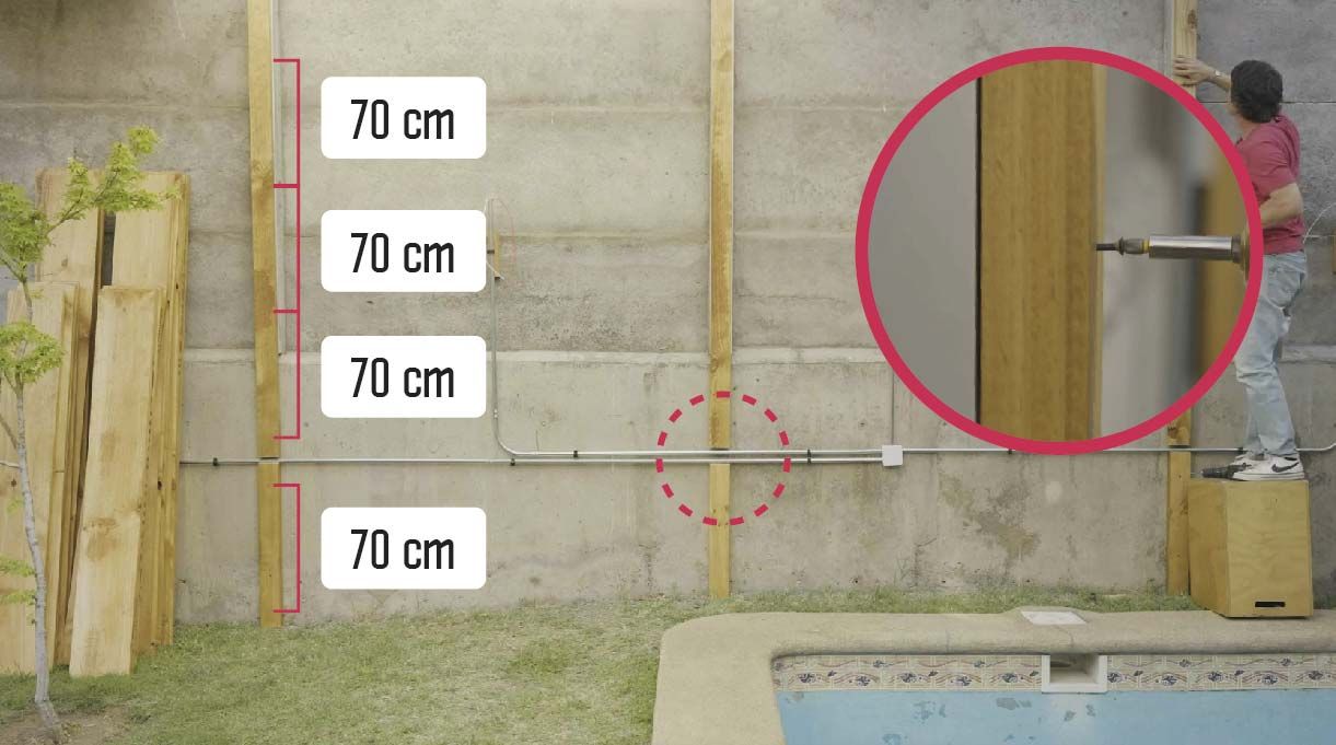 Atornilla el listón al pilar de aluminio con tornillos punta fina cada 70 cm
