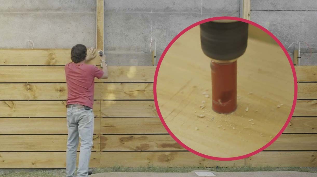 A la altura de los focos nos detenemos en la instalación para hacer un agujero con broca copa de 25 mm en los tablones.