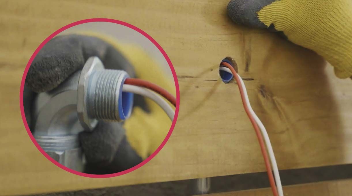 pasar por el agujero los cables de la instalación eléctrica