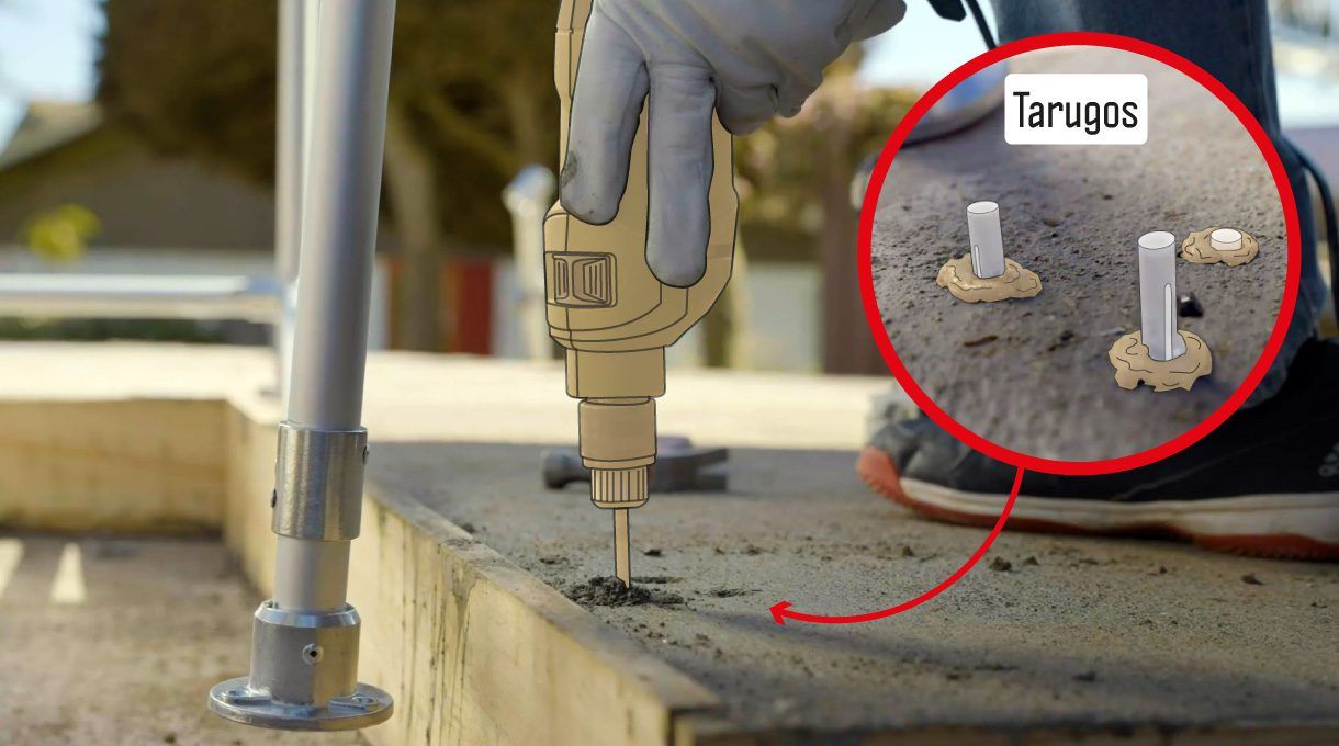 Lo último que debes hacer es fijar las bases a la rampa. Esto lo lograrás haciendo agujeros con una broca de 8 milímetros, y rellenando con adhesivo epóxico.Ubica un tarugo en cada agujero y golpea con un martillo para insertarlos bien. Atornilla las bases.