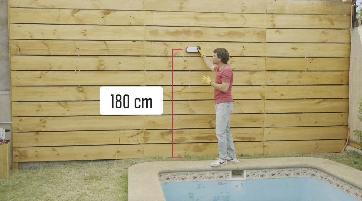 Droste mostrando foco instalado en el deck de madera a 180 cm de altura desde el piso