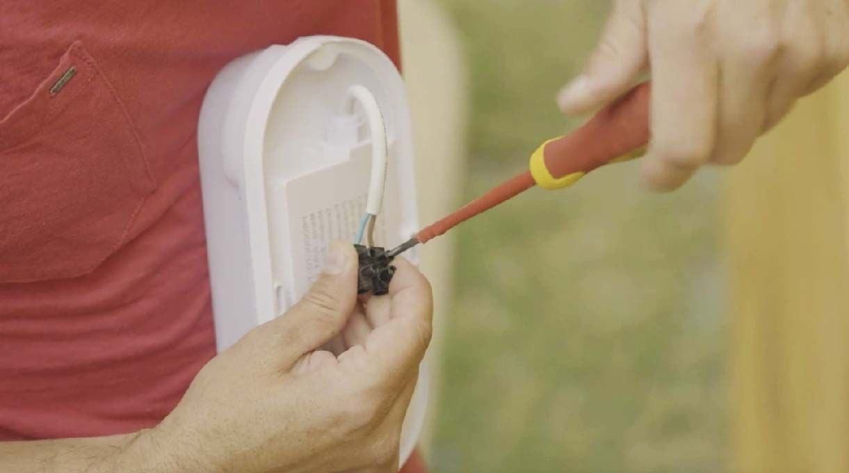 Para instalar los focos usa unas regletas de conexión por lo que solo debes seguir la correspondencia de los colores en los cables