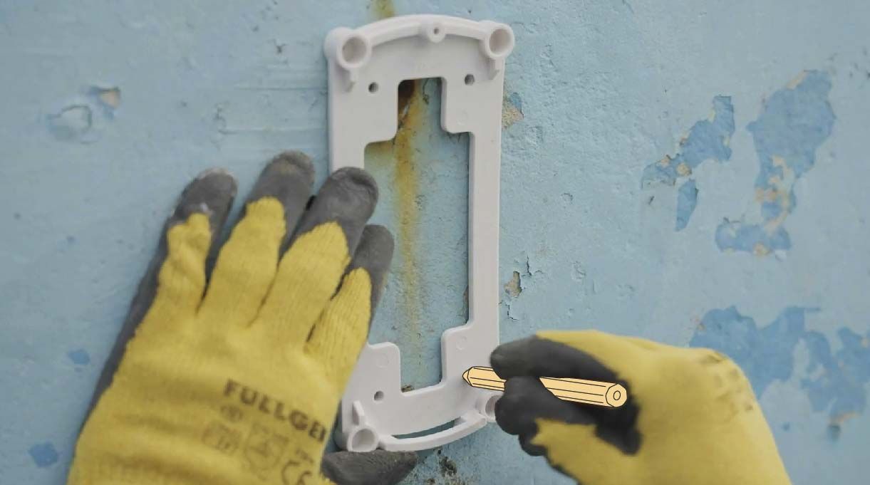 Coloca el soporte en su posición y marca los orificios de las perforaciones en el muro de la piscina.