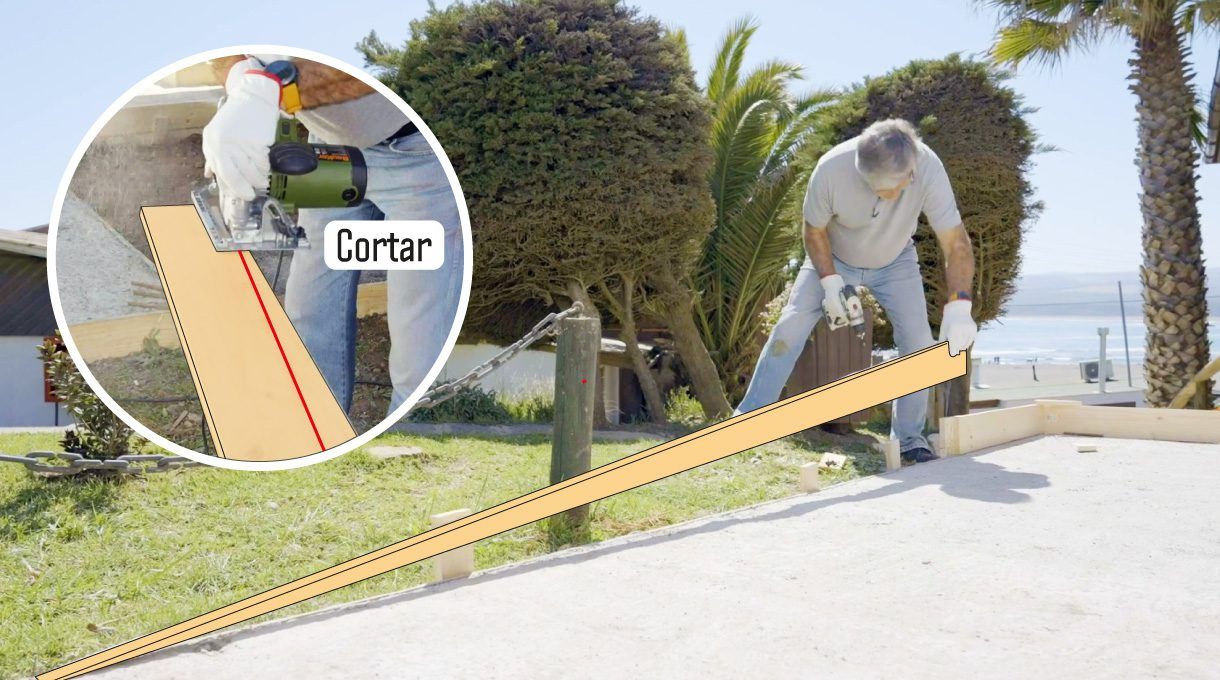 Corta las tablas de moldaje para la rampa. En este caso, la tabla medirá 3,12 metros de largo. Para este paso, ocupa el tizador desde la esquina inferior de un lado de la tabla, hasta la esquina superior del otro lado. Así, conseguirás la pendiente necesaria para la rampa de este proyecto