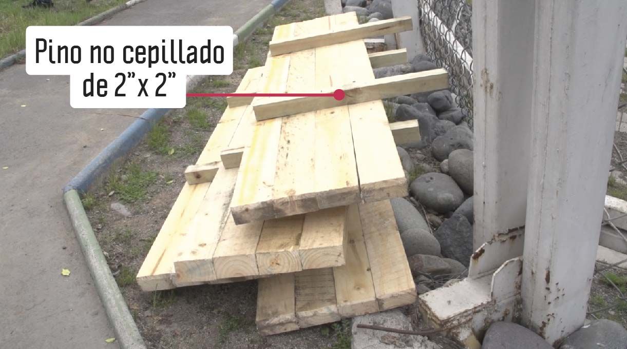 Pino cepillado junto con listones para su estructura