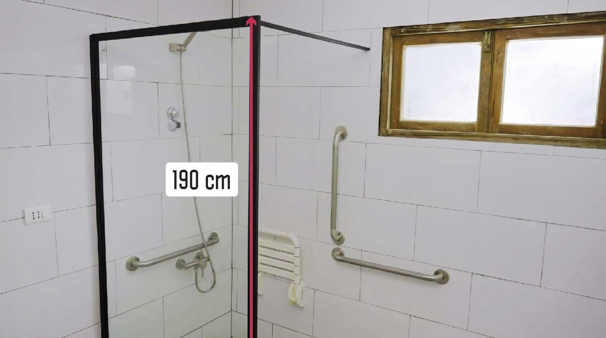Imagen que muestra que la mampara de vidrio tiene 6 mm de espesor, que es de 1 metro de ancho por 1,90 metros de alto.