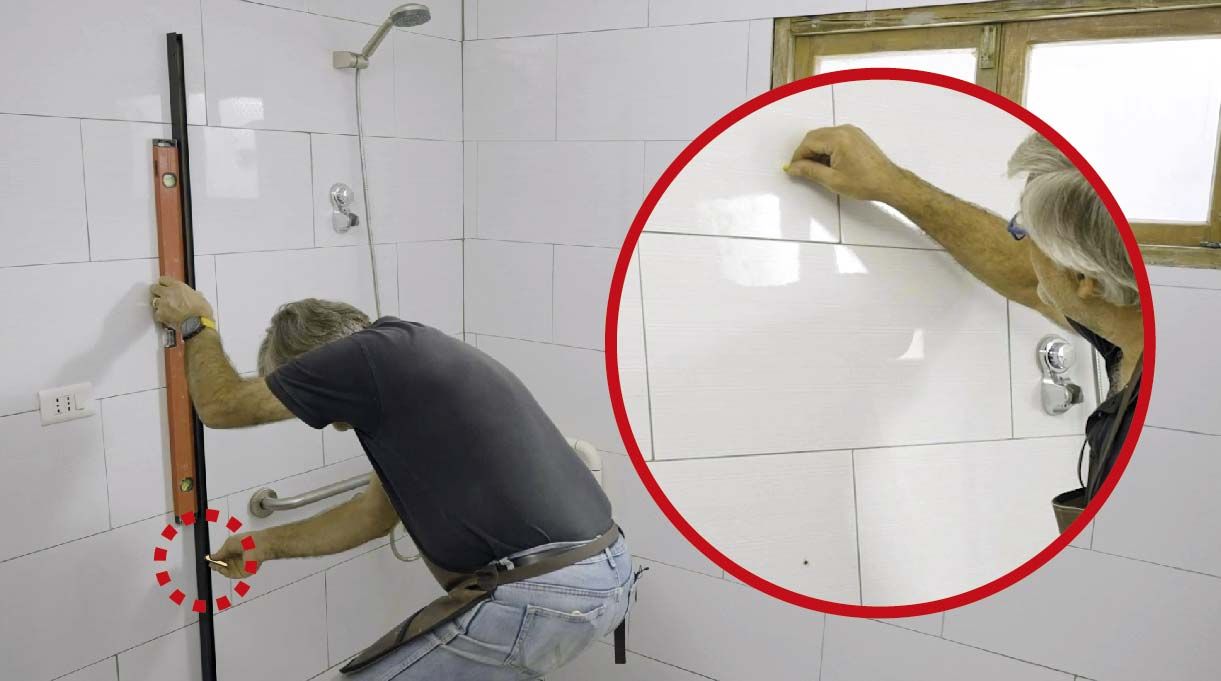 Alejandro Tardel instalando las fijaciones de las mamparas