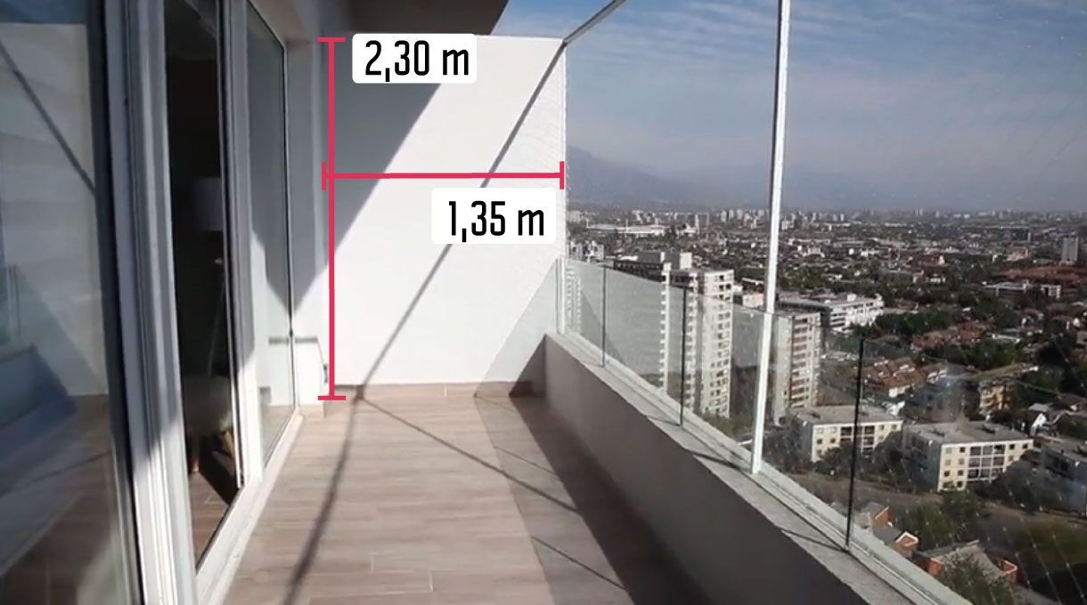 Espacio donde se pondrá el deck. 2,30 m de altura y 1,35 m de ancho
