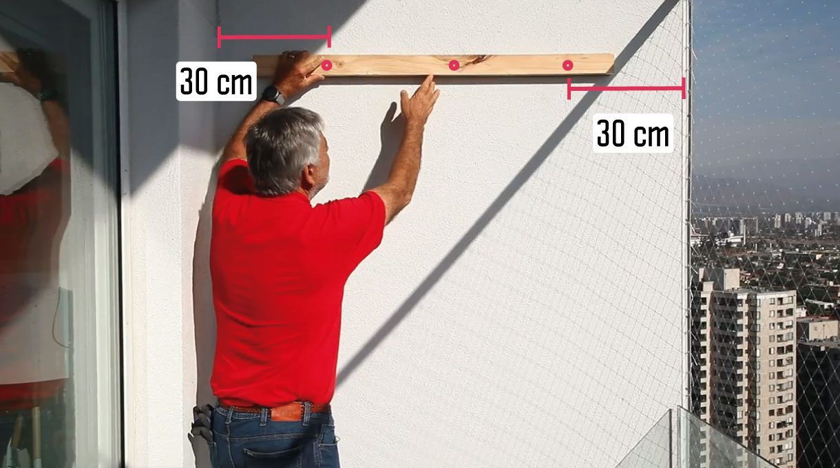 Alejandro Tardel instalando el listón a 30 cm por lado
