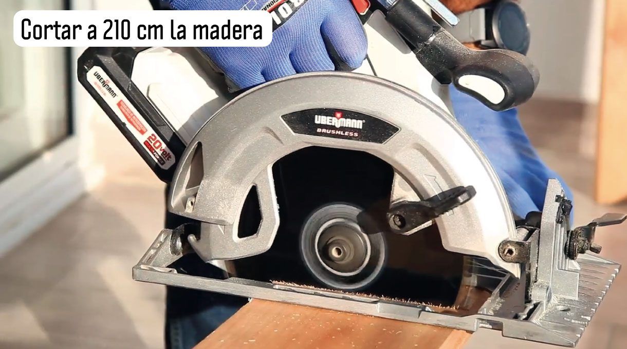 Sierra eléctrica Ubermann cortando a 210 cm la madera