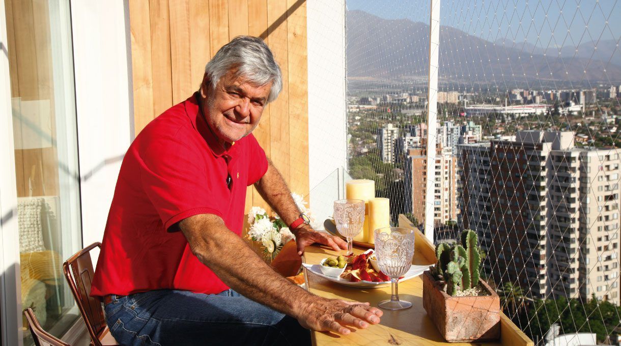 Alejandro Tardel sentado en su mesón de terraza