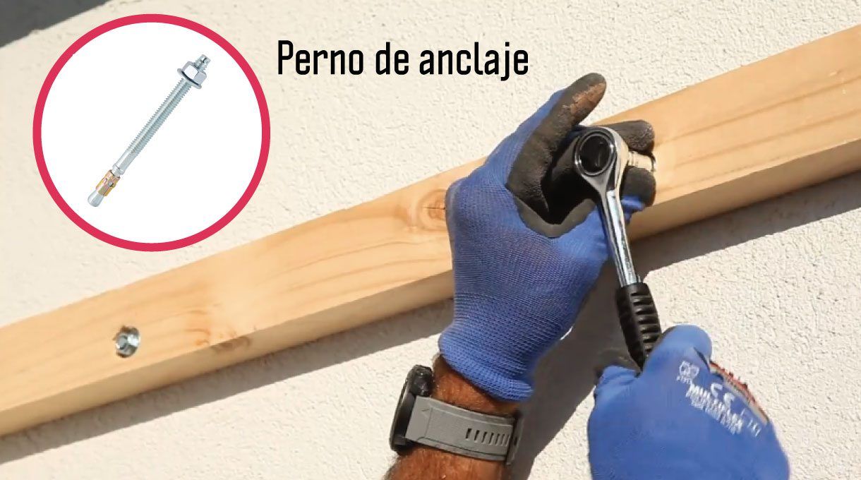 Mano instalando un perno de anclaje