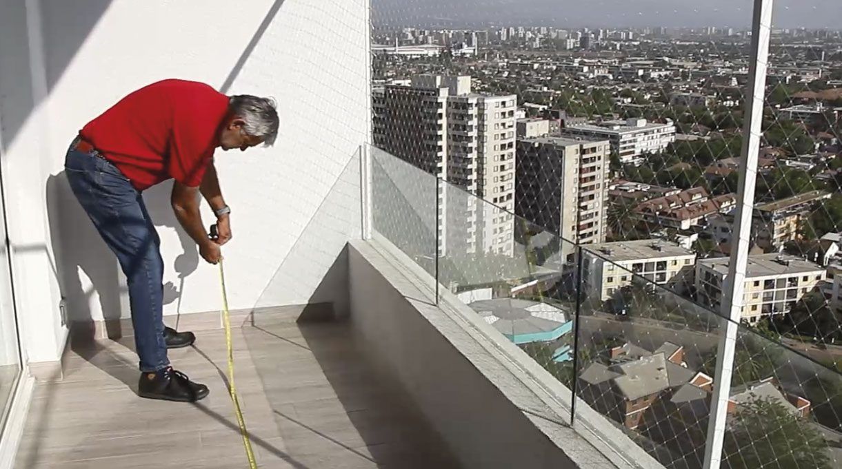 Alejandro Tardel midiendo el espacio de la terraza