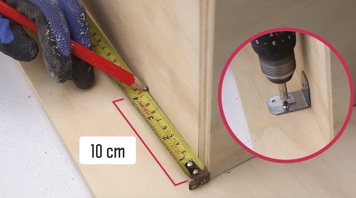 El cajón se fija a a la superficie con tornillos roscalata que irán a 10 cm desde los extremos del cajón. Luego, se atornilla.
