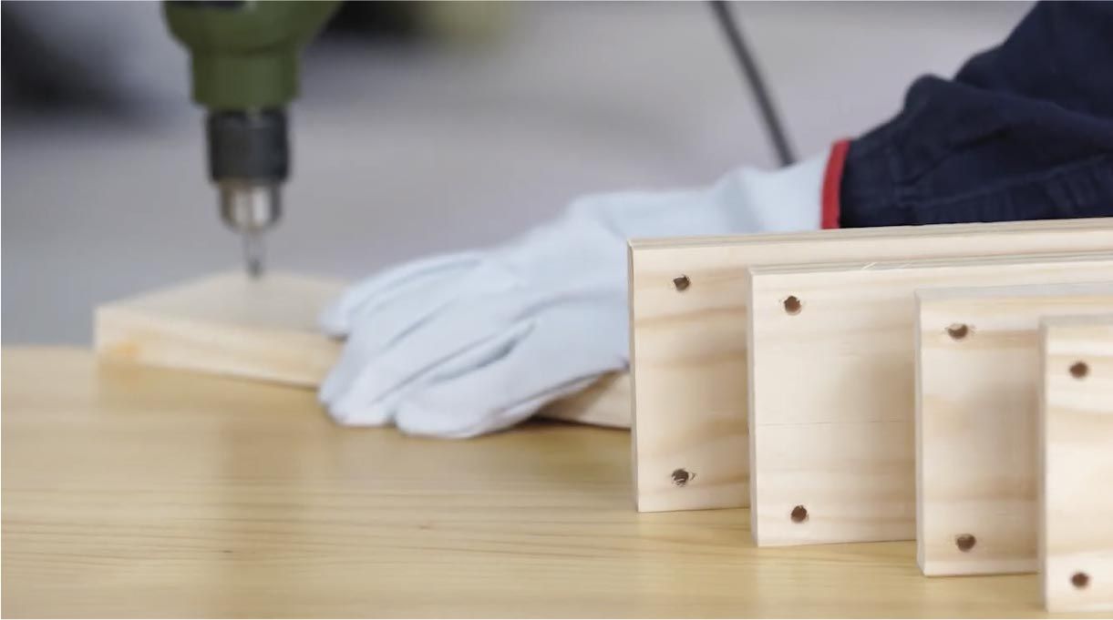 Perforaciones a los extremos de cada madera