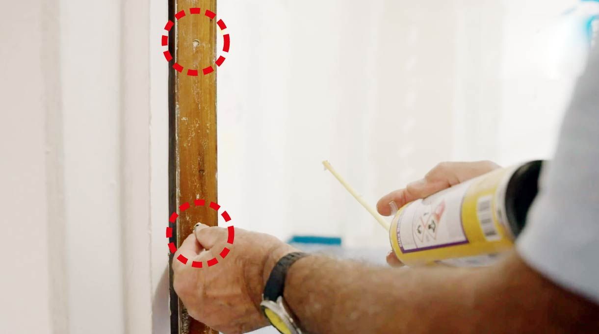 Colocar tarugo de madera para que la espuma no se salga.