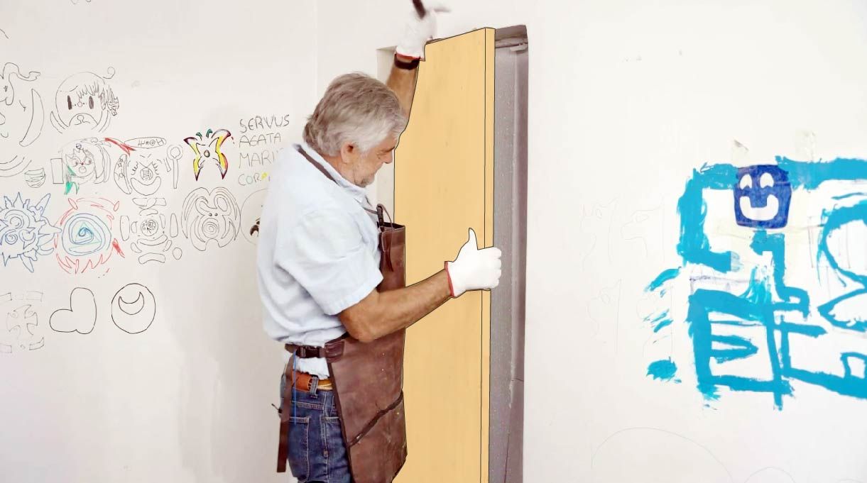 Alejandro Tardel sacando la plancha de madera