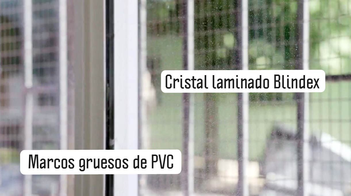 Cristal laminado Blindex y marcos gruesos de PVC