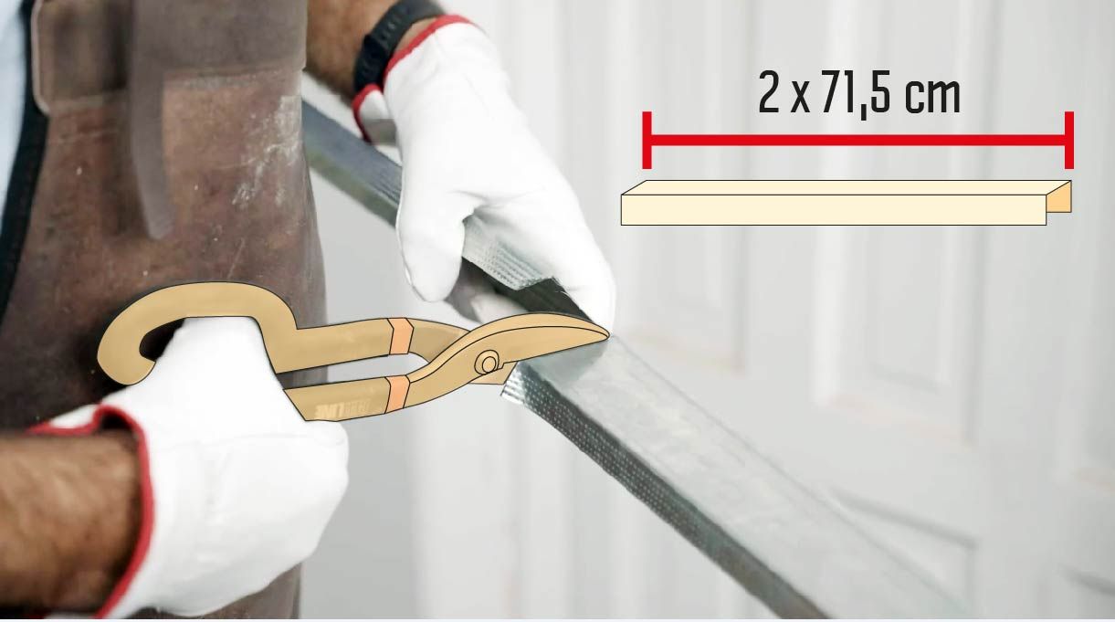 Corta dos trozos de perfil tabique canal de 71, 5 cm con tijera hojalatera.
