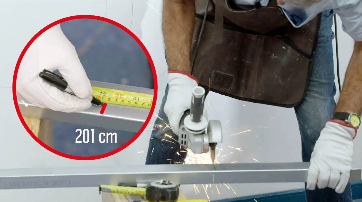 Cortar tres trozos de perfil estructural C de 201 cm con un esmeril angular y un disco de corte para metales.